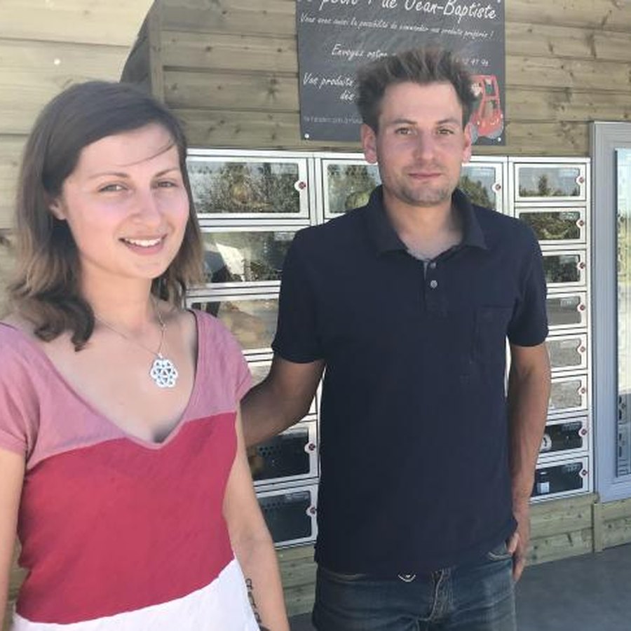 Louise et Jean-Baptiste devant les distributeurs